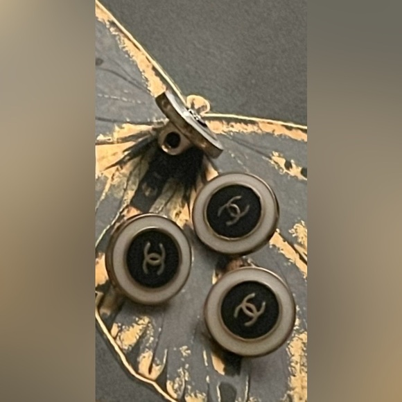 Set of 4 Chanel Buttons - Picture 2 of 8